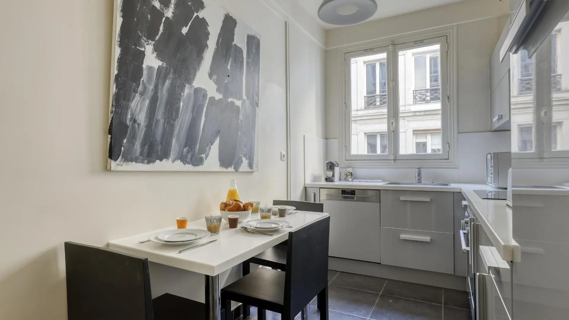Gorgeous And Large Flat In The Heart Of 09