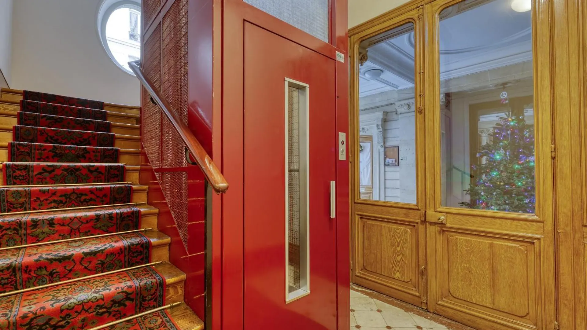 Gorgeous And Large Flat In The Heart Of 09 아파트
