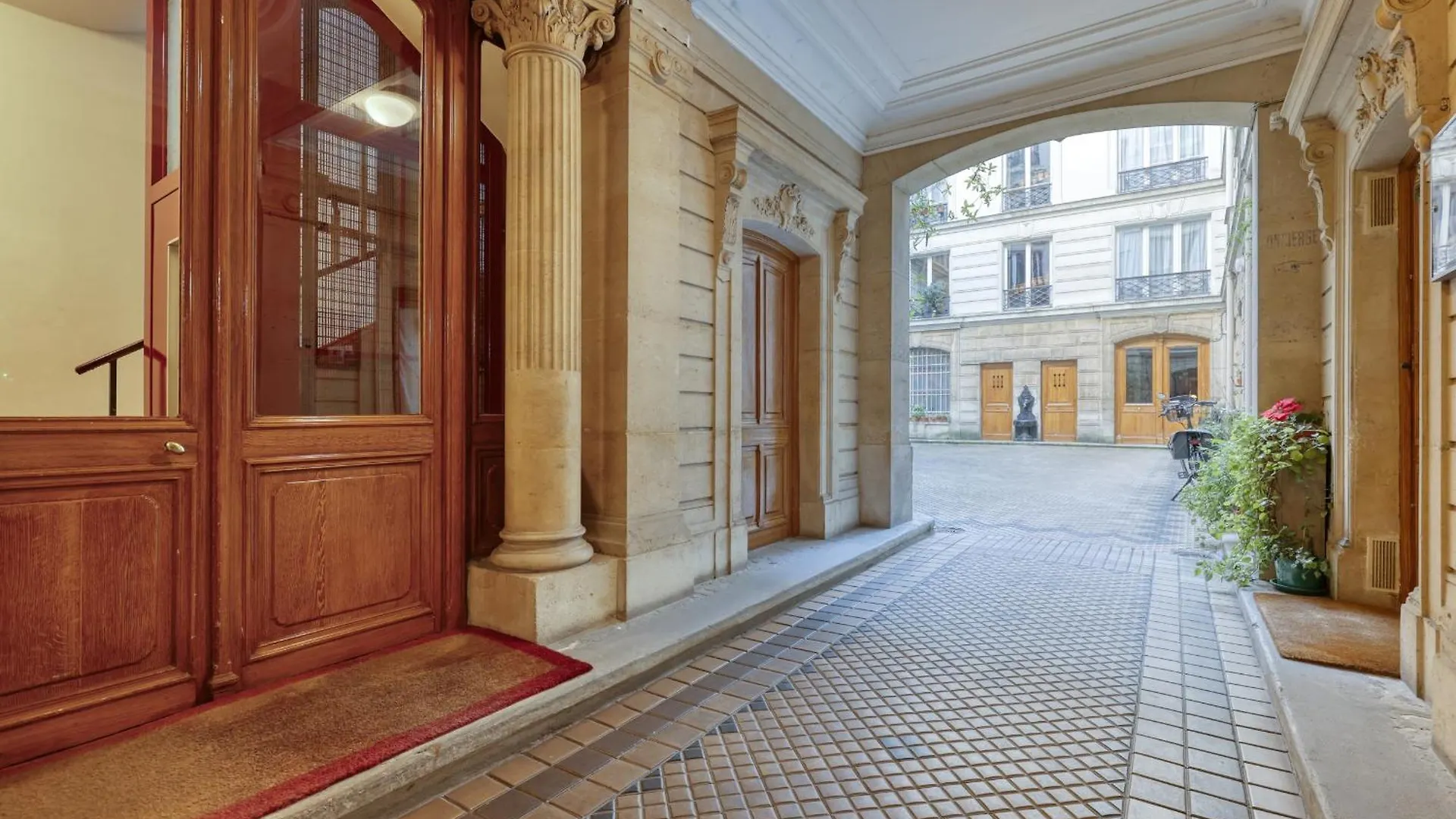 Gorgeous And Large Flat In The Heart Of 09