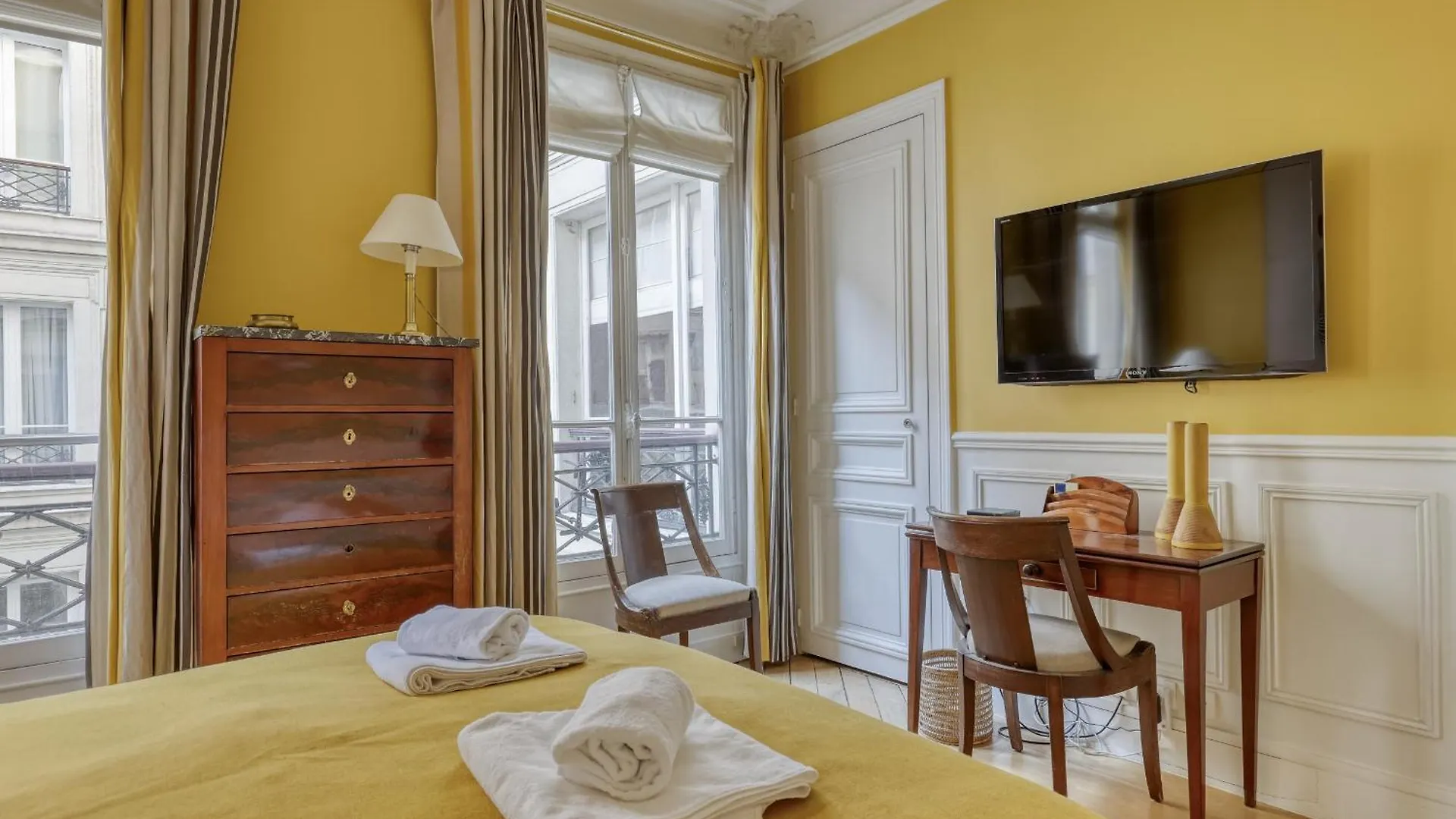 Gorgeous And Large Flat In The Heart Of 09 아파트 *